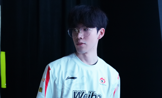 由此